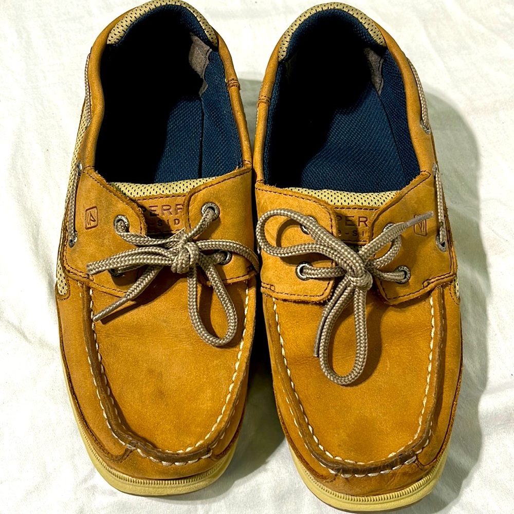 Boys size 6.5 Sperry Top Sider shoes. Tan  great condition